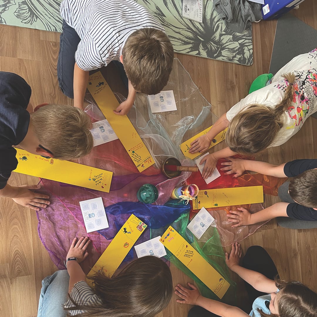 Kinder bei einer Übung im Potenzialtraining – Förderung von Selbstbewusstsein & Resilienz